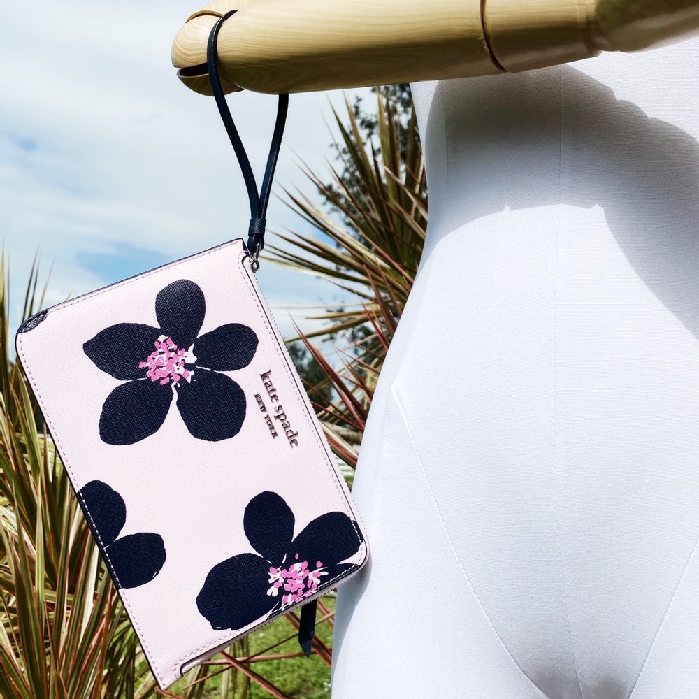 Flower🌸NWT Kate Spade Large Wristlet - Picture 1 of 7